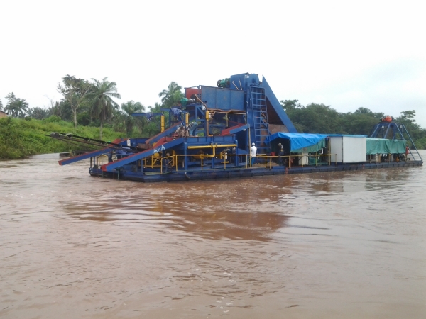 bucket type gold dredger in Congo.jpg